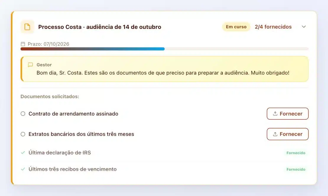 Cofre Client Vault visto pelo cliente: lista de documentos solicitados, prazo, mensagem do advogado, dois documentos entregues e dois por enviar