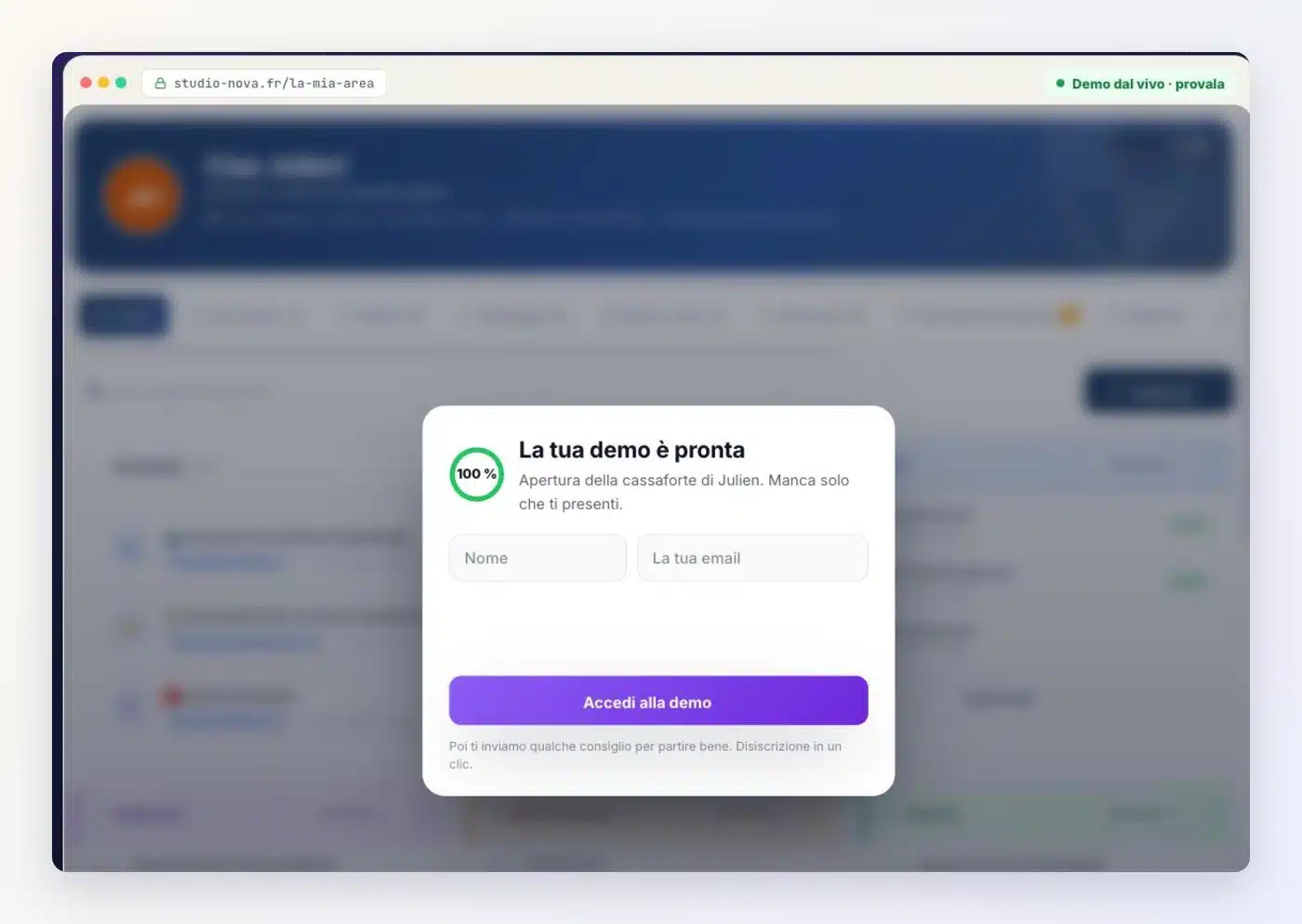 Finestra « La tua demo è pronta » davanti alla cassaforte di dimostrazione: campi Nome ed e-mail, pulsante Accedi alla demo
