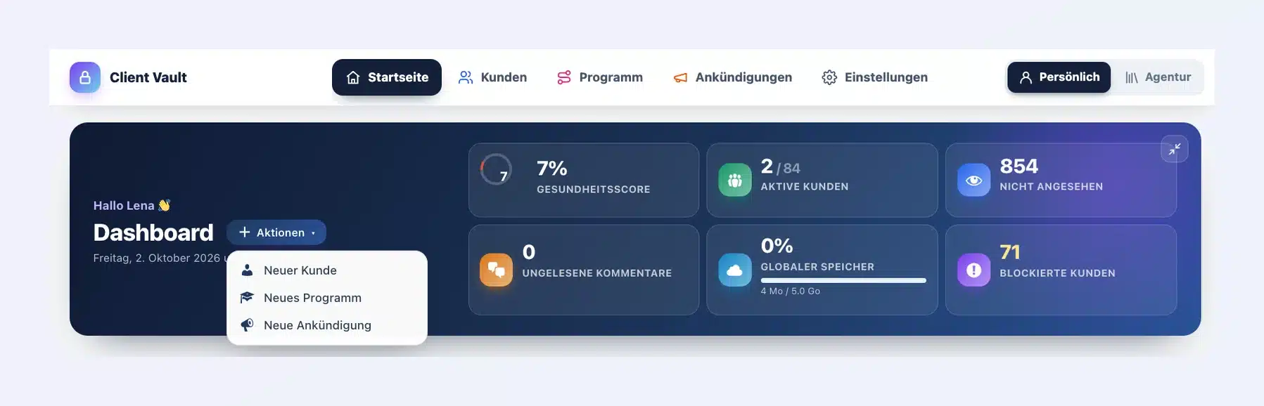 Kopfbereich des Dashboards von Client Vault 20.37: Begrüßung „Hallo Lena“, Menü „Aktionen“ geöffnet mit „Neuer Kunde“, „Neues Programm“ und „Neue Ankündigung“, dazu sechs anklickbare Kennzahlen