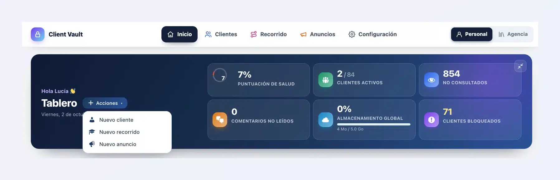 Cabecera del tablero de Client Vault 20.37: saludo Hola Lucía, menú Acciones abierto en Nuevo cliente, Nuevo recorrido y Nuevo anuncio, y seis indicadores clicables
