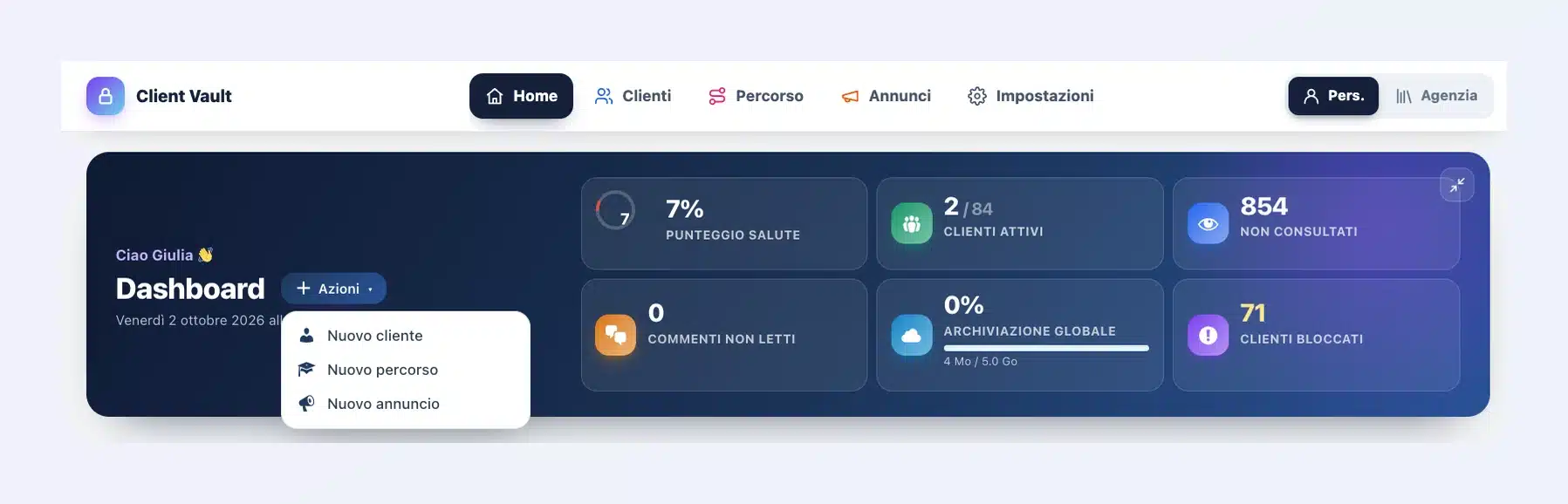 Intestazione della dashboard di Client Vault 20.37: saluto Ciao Giulia, menu Azioni aperto su Nuovo cliente, Nuovo percorso e Nuovo annuncio, e sei indicatori cliccabili