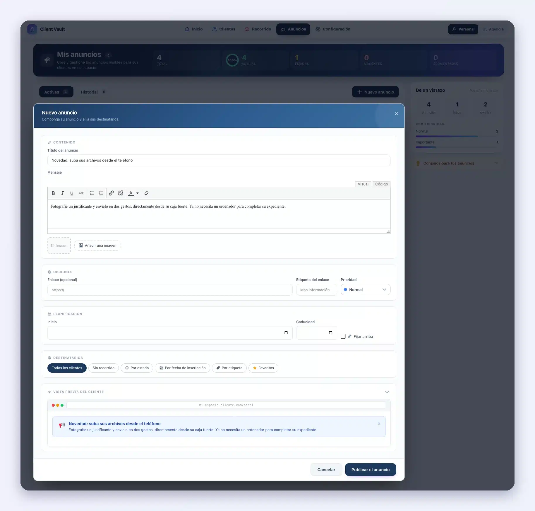 Formulario «Nuevo anuncio» de Client Vault 20.37 en primer plano, con la página oscurecida detrás: título, mensaje, opciones, programación, destinatarios y vista previa del anuncio tal como lo verá el cliente