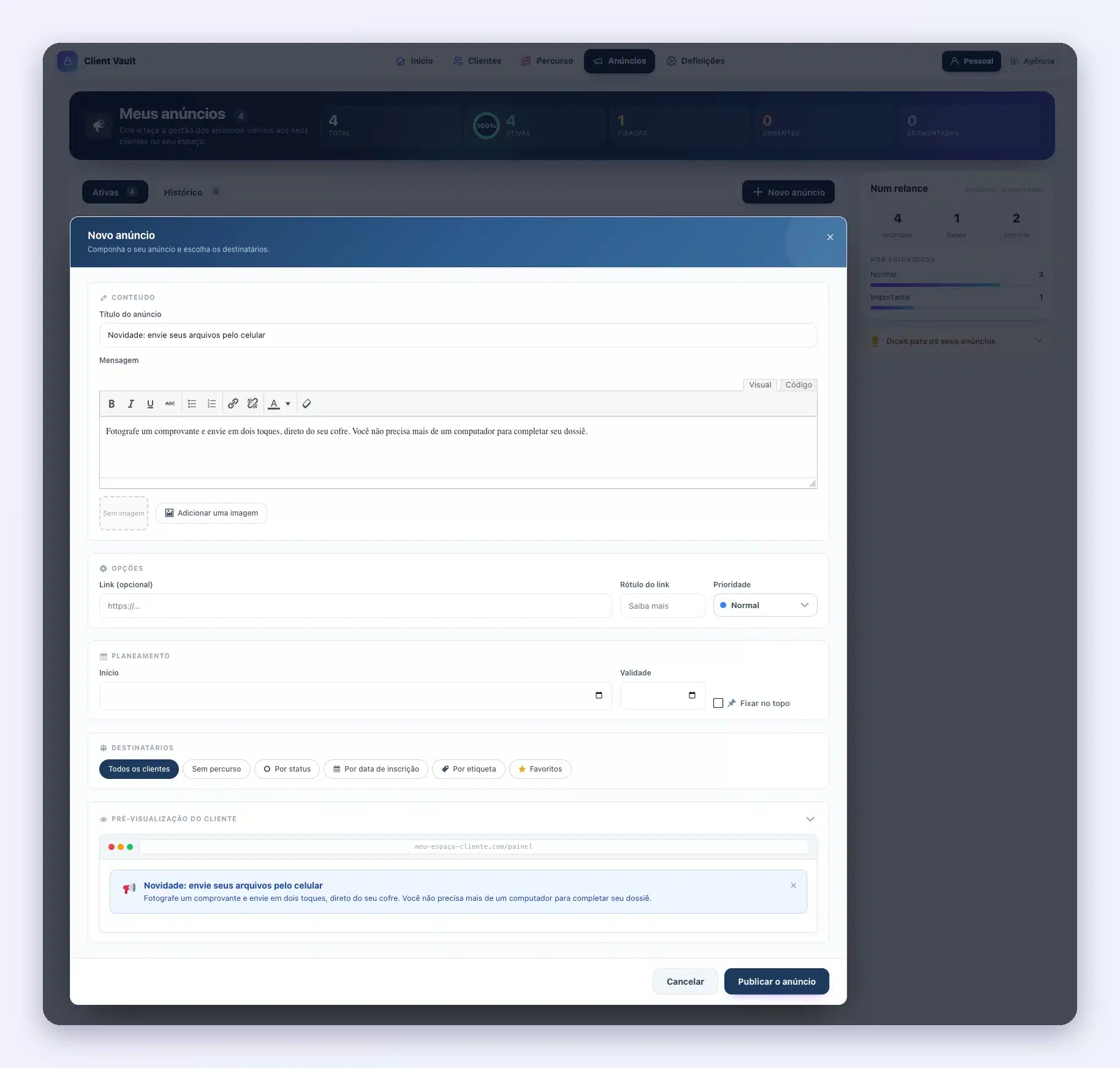 Formulário “Novo anúncio” do Client Vault 20.37 em primeiro plano, com a página escurecida atrás: título, mensagem, opções, agendamento, destinatários e pré-visualização do anúncio como o cliente vai vê-lo