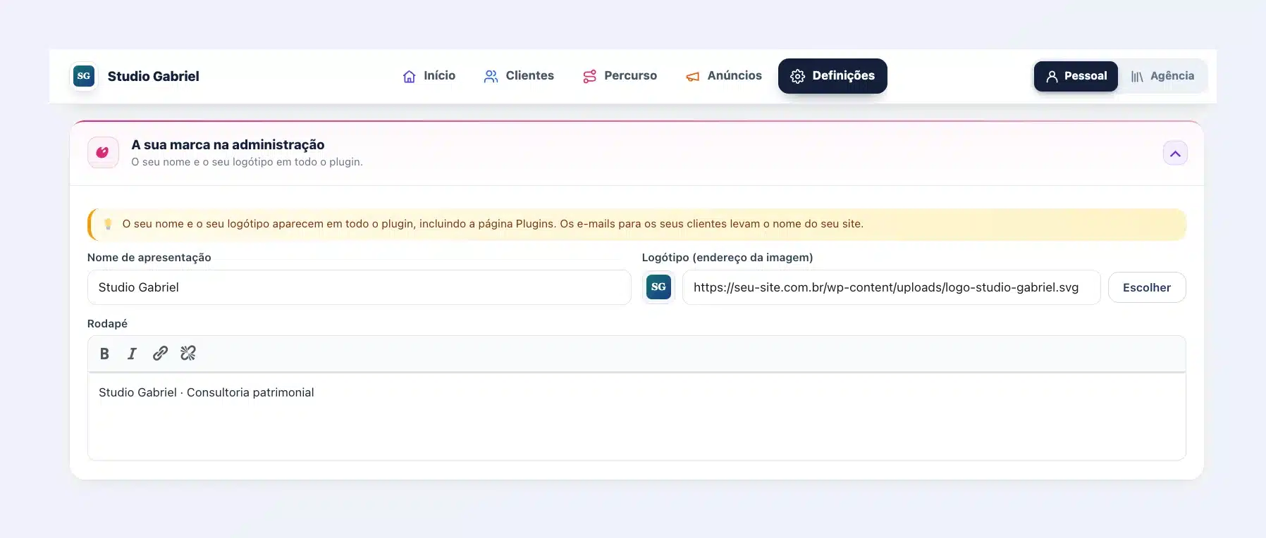 Configurações do Client Vault, cartão “A sua marca na administração”: nome exibido Studio Gabriel, logo e rodapé, com a barra de navegação com esse nome