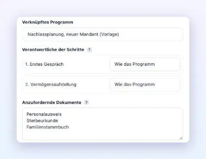 Ordnervorlage des Team-Modus in Client Vault 20.43 mit dem Feld „Verknüpftes Programm“, das ein Vorlagenprogramm anbietet, sowie „Verantwortliche der Schritte“ und „Anzufordernde Dokumente“